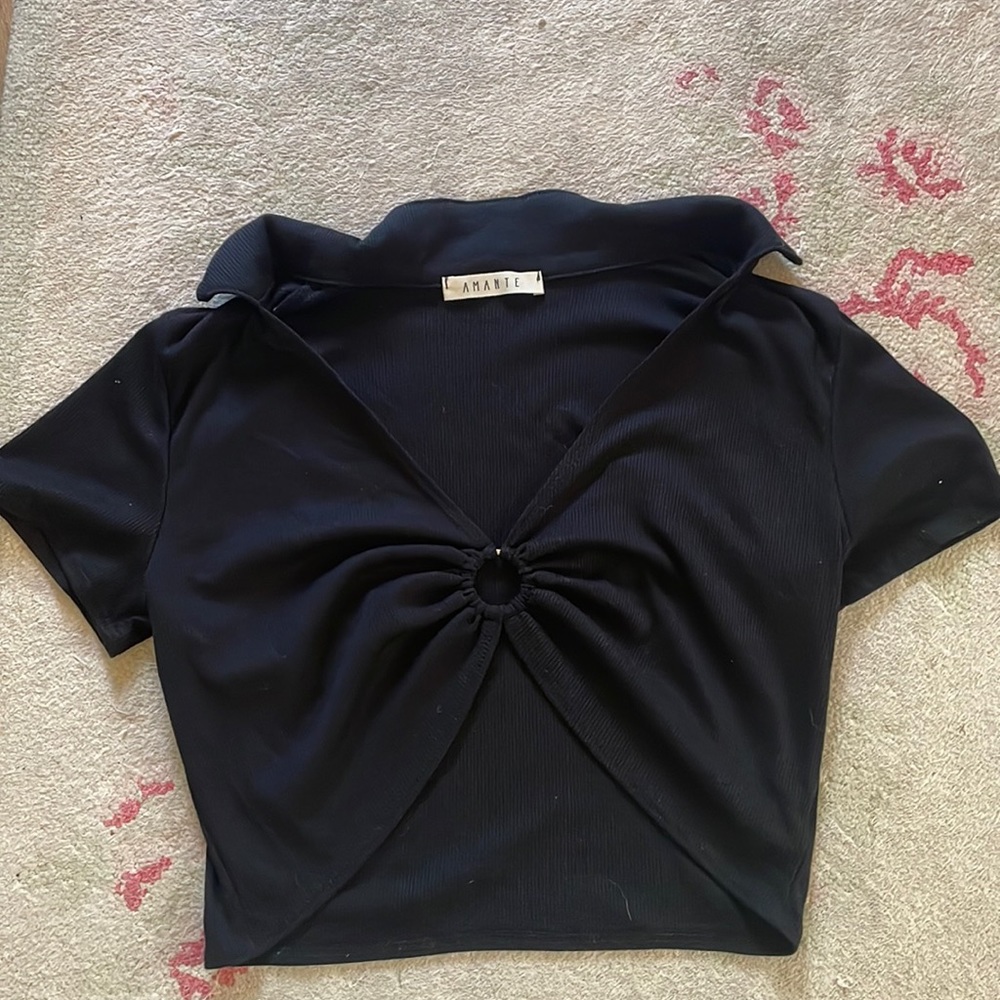 NWOT Amante crop tee with collar and ring detail with rucching on the front.